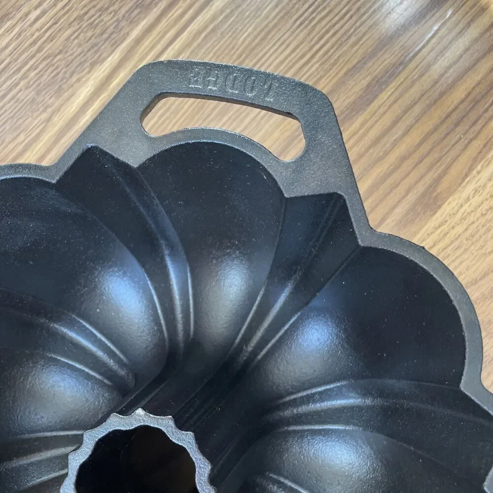 Lodge 1896 Cast Iron Fluted Cake Pan RARE* DISCONTINUED
